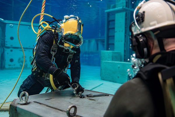 Commercial Diver Training in Underwater Environment-1