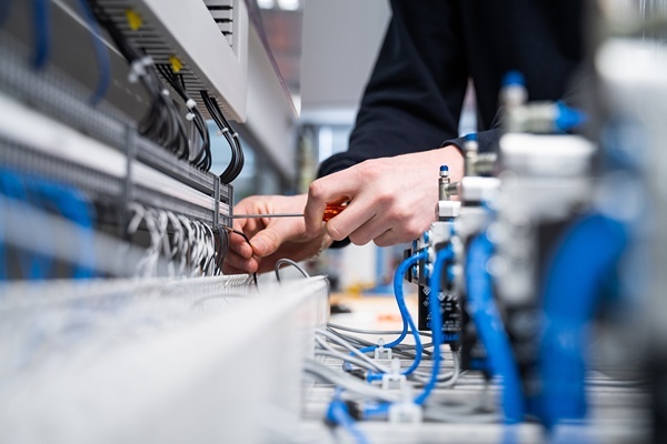 AUS - Robotics, automation and hardware innovators